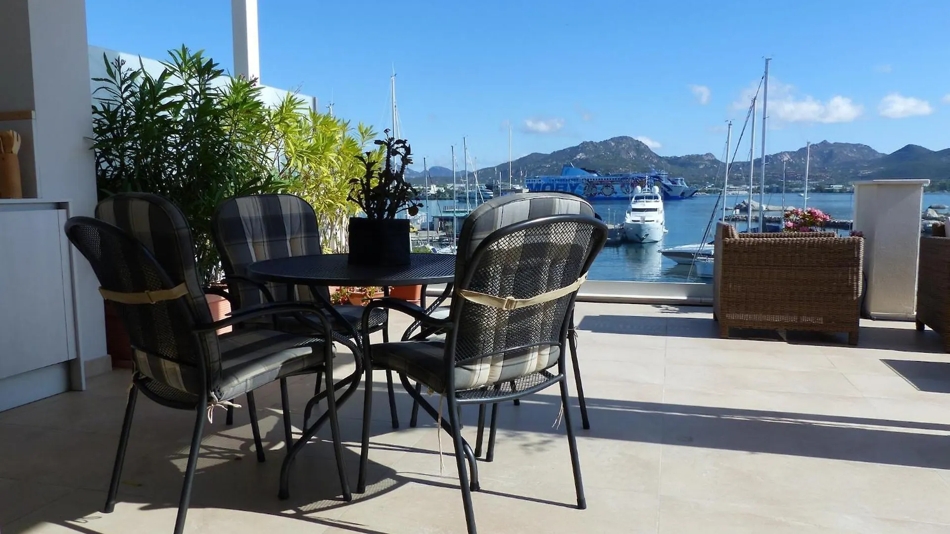 Apartment With Terrace For 4 People Olbia Italië